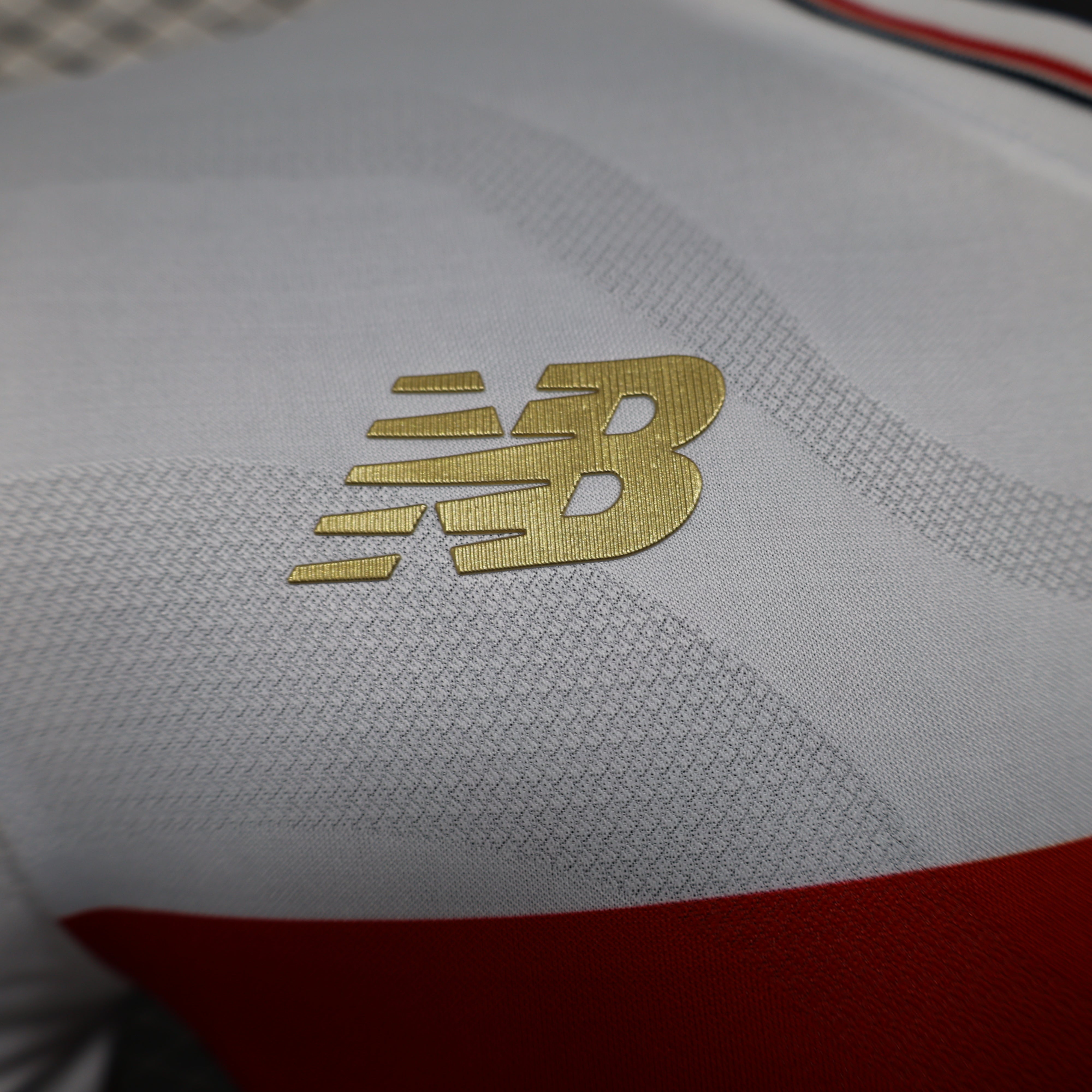 Gold New Balance logo embroidered on Jersey São Paulo 25/26 Player Home jersey