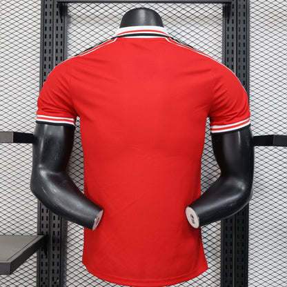 Red short-sleeved Manchester United Retro 98/99 jersey with trim